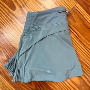 Lululemon Play Off The Pleats Mid-Rise Skirt